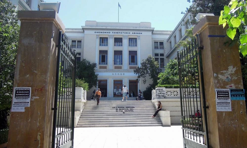 ΑΣΟΕΕ: Επεισόδια έξω από το Πανεπιστήμιο-Άγνωστοι επιτέθηκαν σε περιπολικό